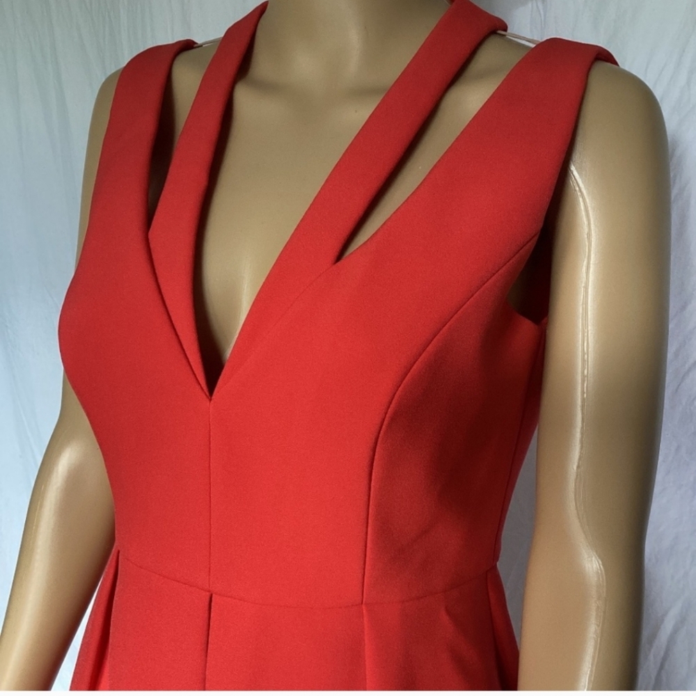Elegant Red Sleeveless Dress - Picture 9 of 9